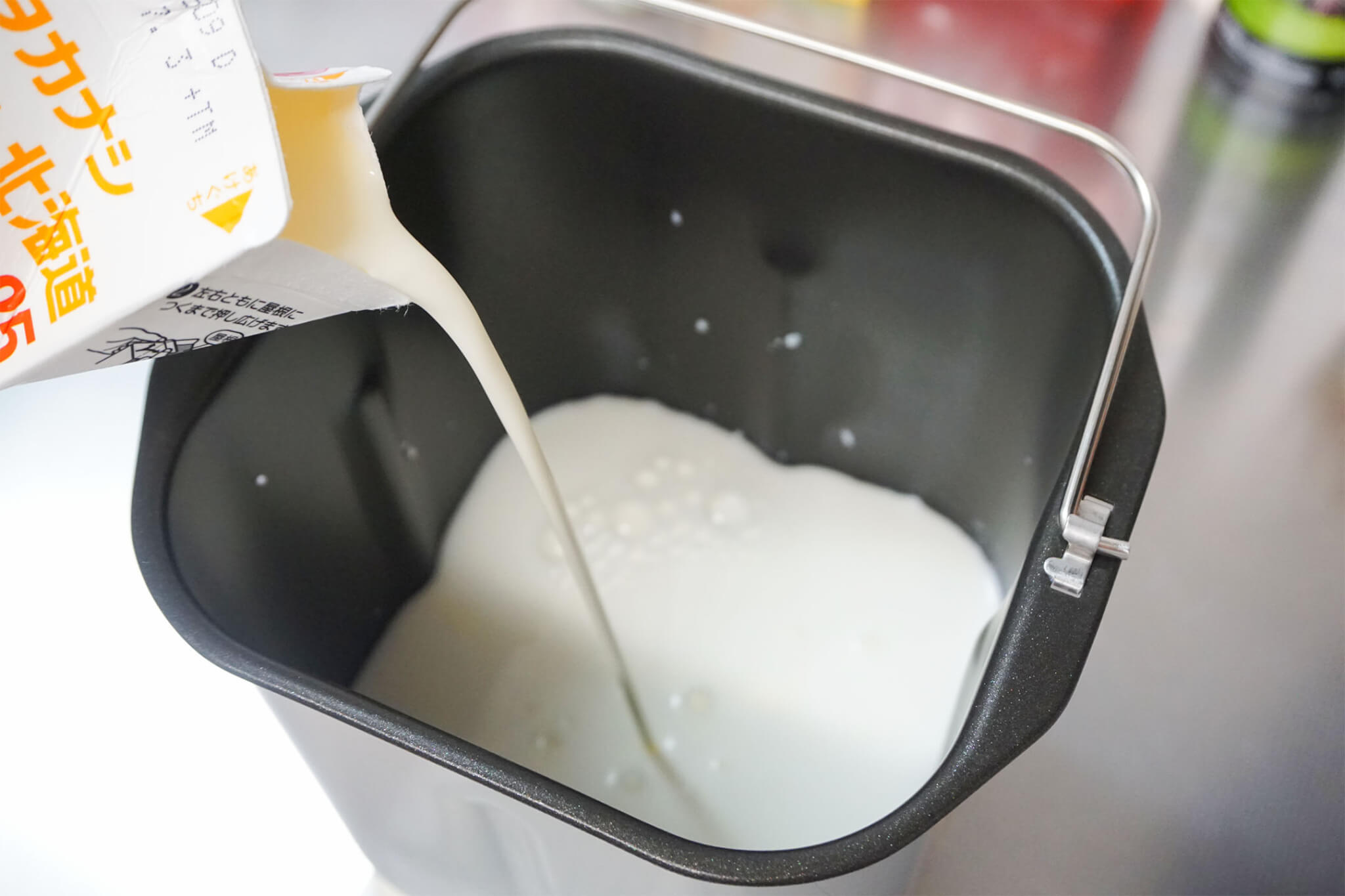 パンケースに生クリームを注いでいる様子
