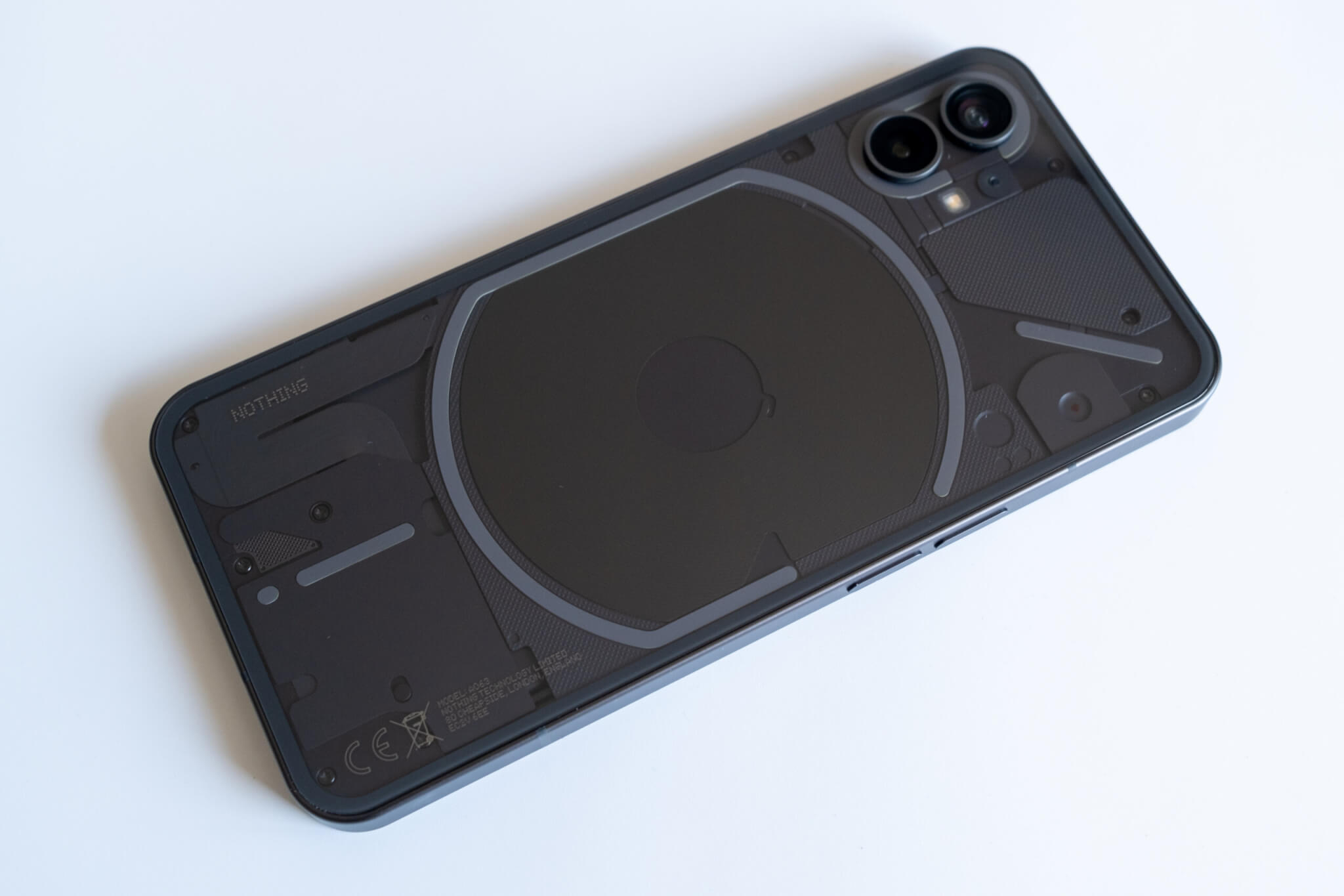 Nothing Phone (1)　中の機構が見えるようなデザイン