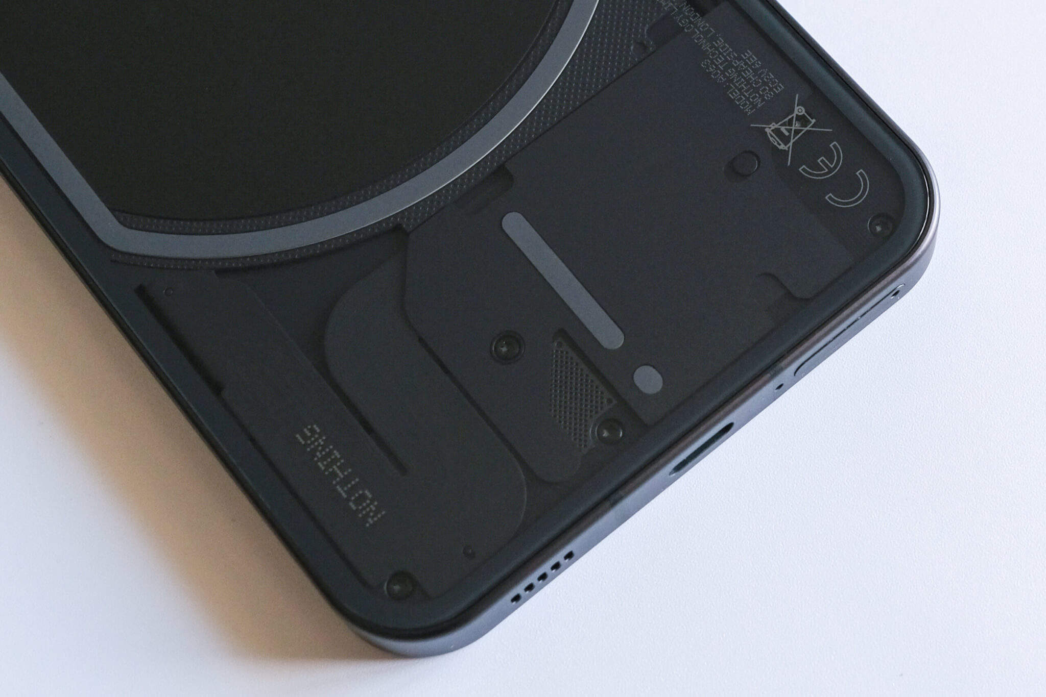 Nothing Phone (1)　象のような形をしたパーツ