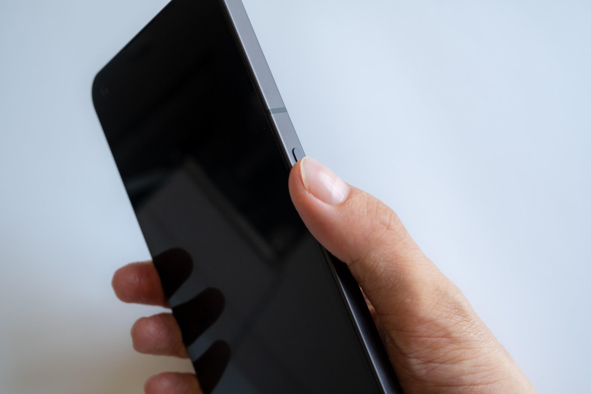 Nothing Phone (1)　絶妙な位置のボタン配置
