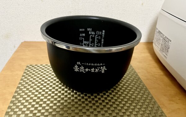 「NW-FA10」の内釜と計量カップ
