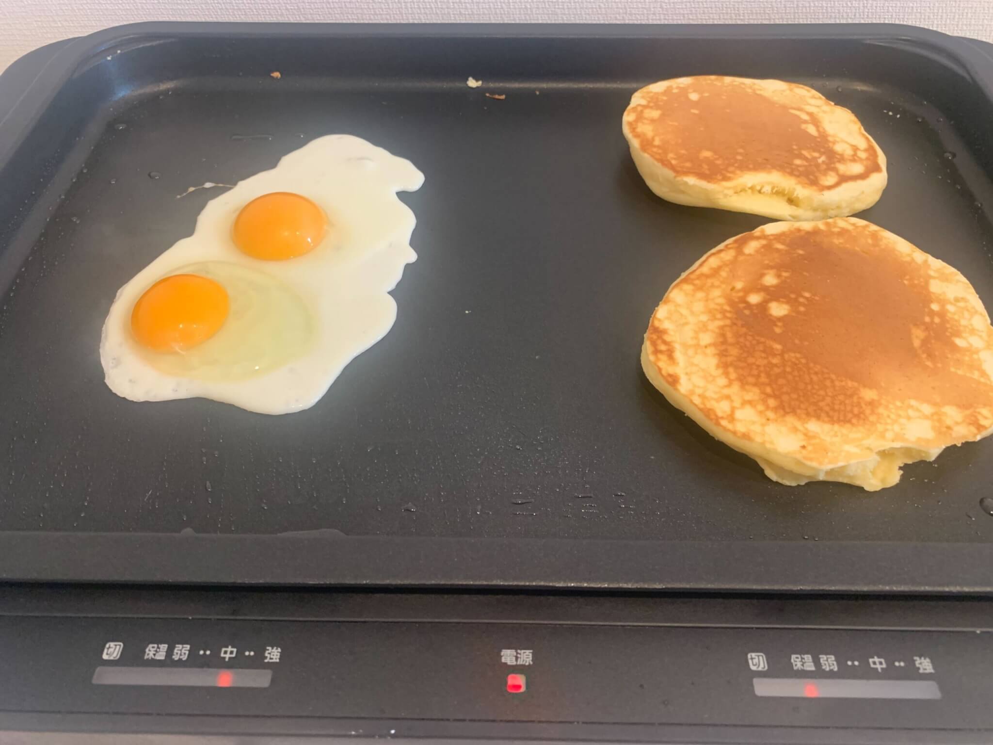 アイリスオーヤマ 左右温調ホットプレートで作ったパンケーキと目玉焼き