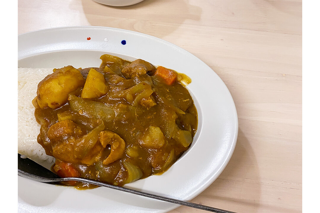白いオーバルの皿に盛りつけたカレーライス