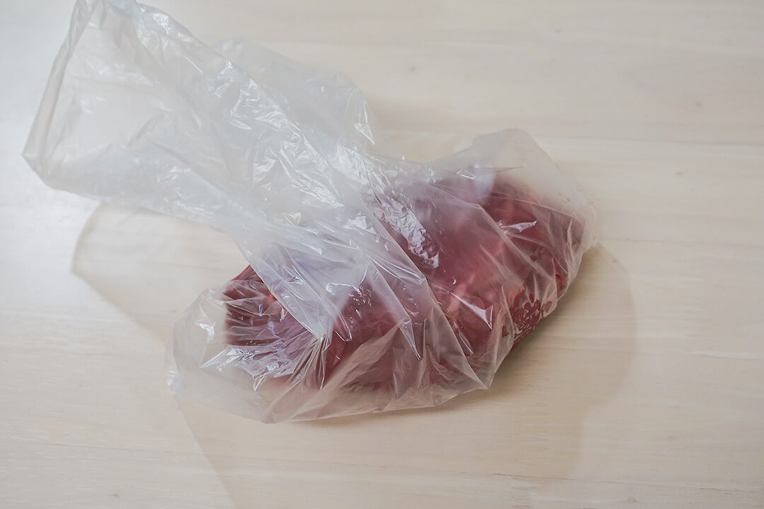 ホットクックで作るローストビーフ用牛肉を耐熱袋に入れた様子