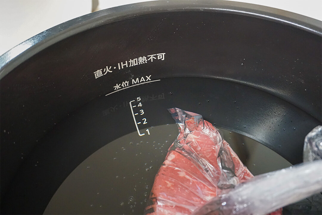 ホットクックの内釜に水位MAXまで水を入れた様子