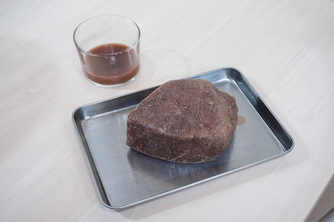 ホットクックで調理したローストビーフと肉汁