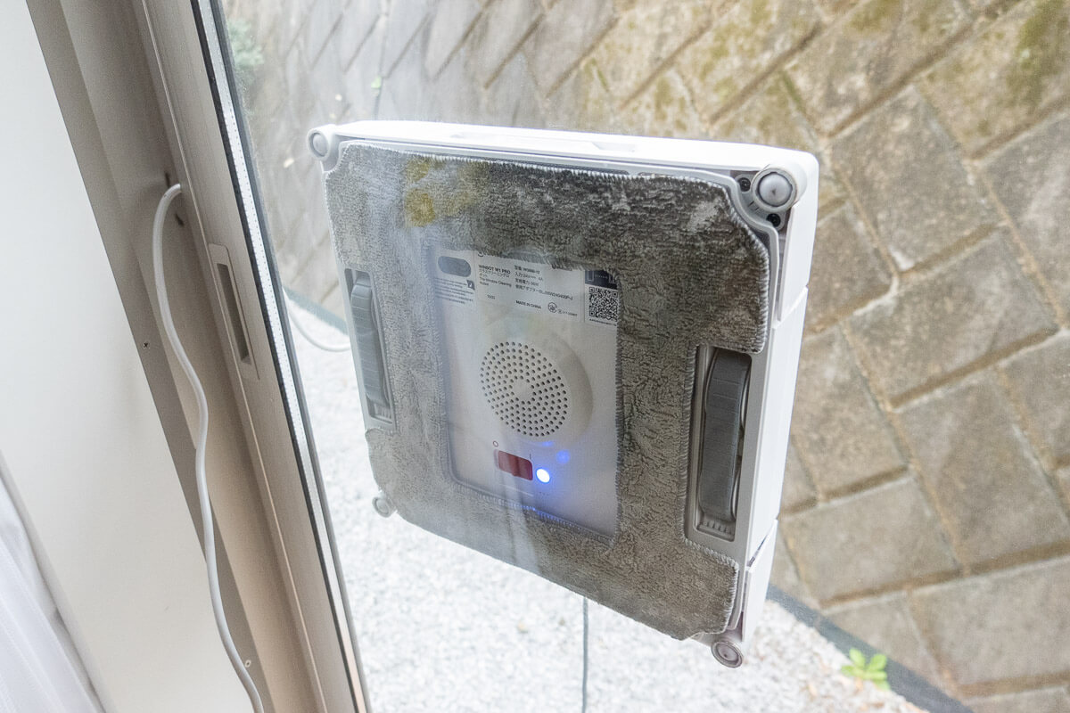 「WINBOT W1 PRO」で2年ぶりの窓掃除をしてみた マイクロファイバー素材のモップで汚れがよく取れる