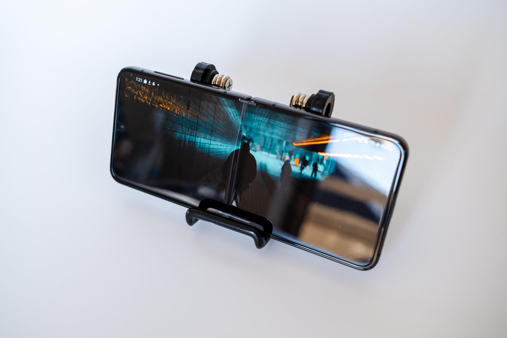 Galaxy Z Flip4 画面いっぱいでコンテンツを楽しむことができる