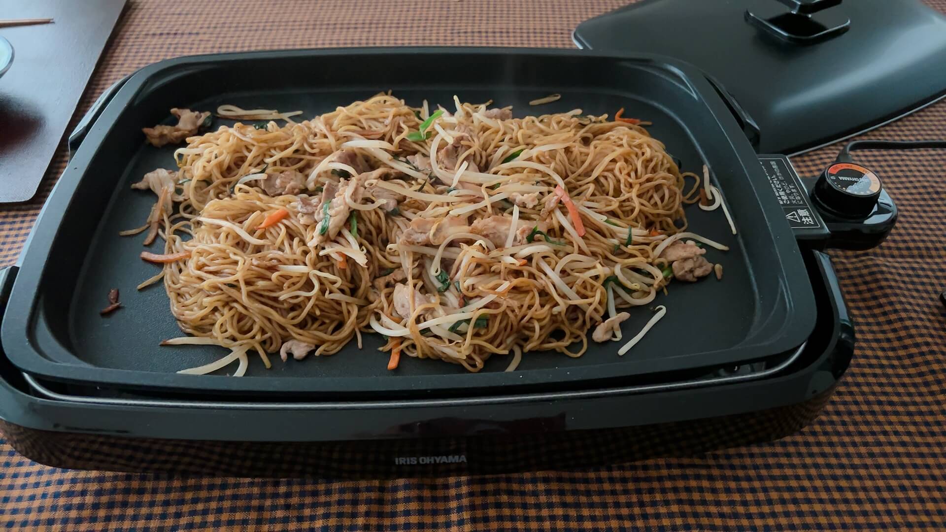 アイリスオーヤマ網焼き風ホットプレート APA-137焼きそば