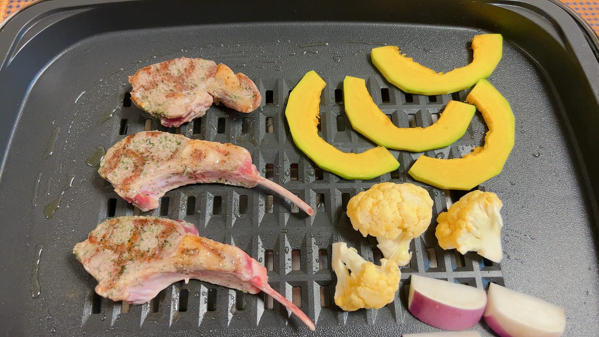 アイリスオーヤマ 網焼き風ホットプレート APA-137をレビュー