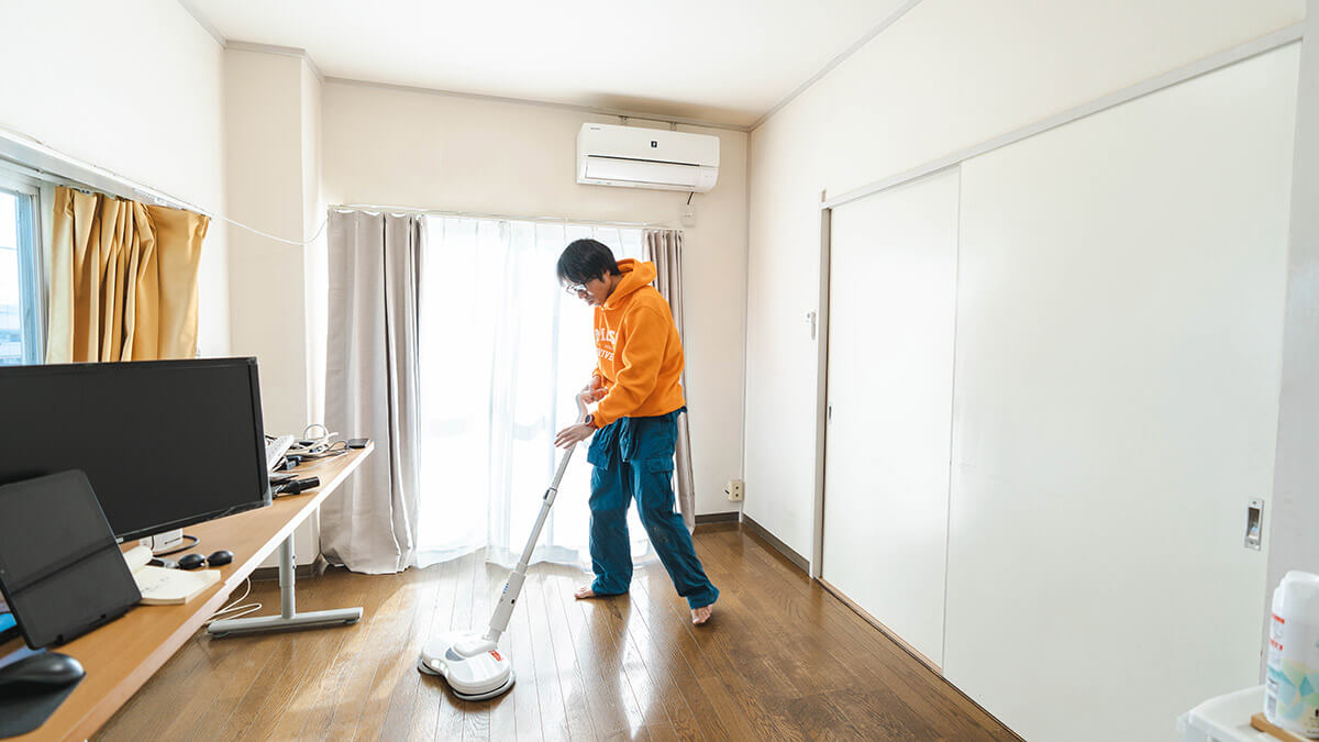 電動モップで掃除をする
