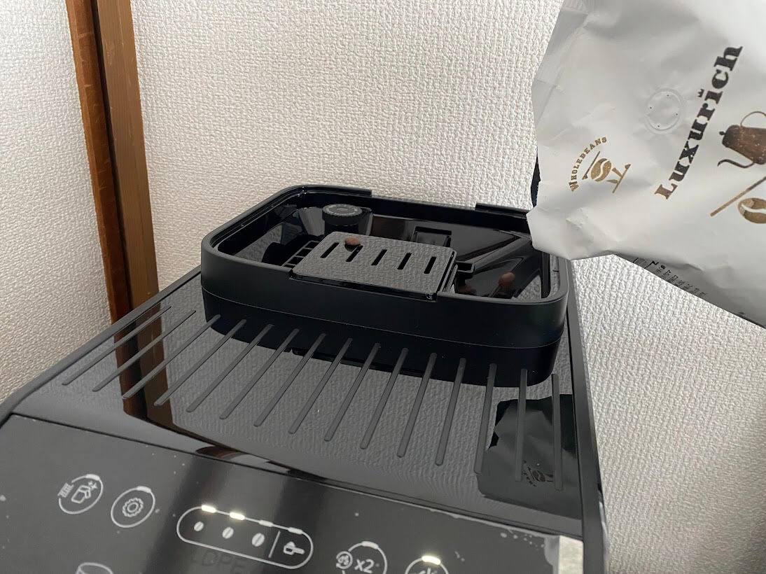 デロンギ マグニフィカ イーヴォ コーヒー豆を入れる