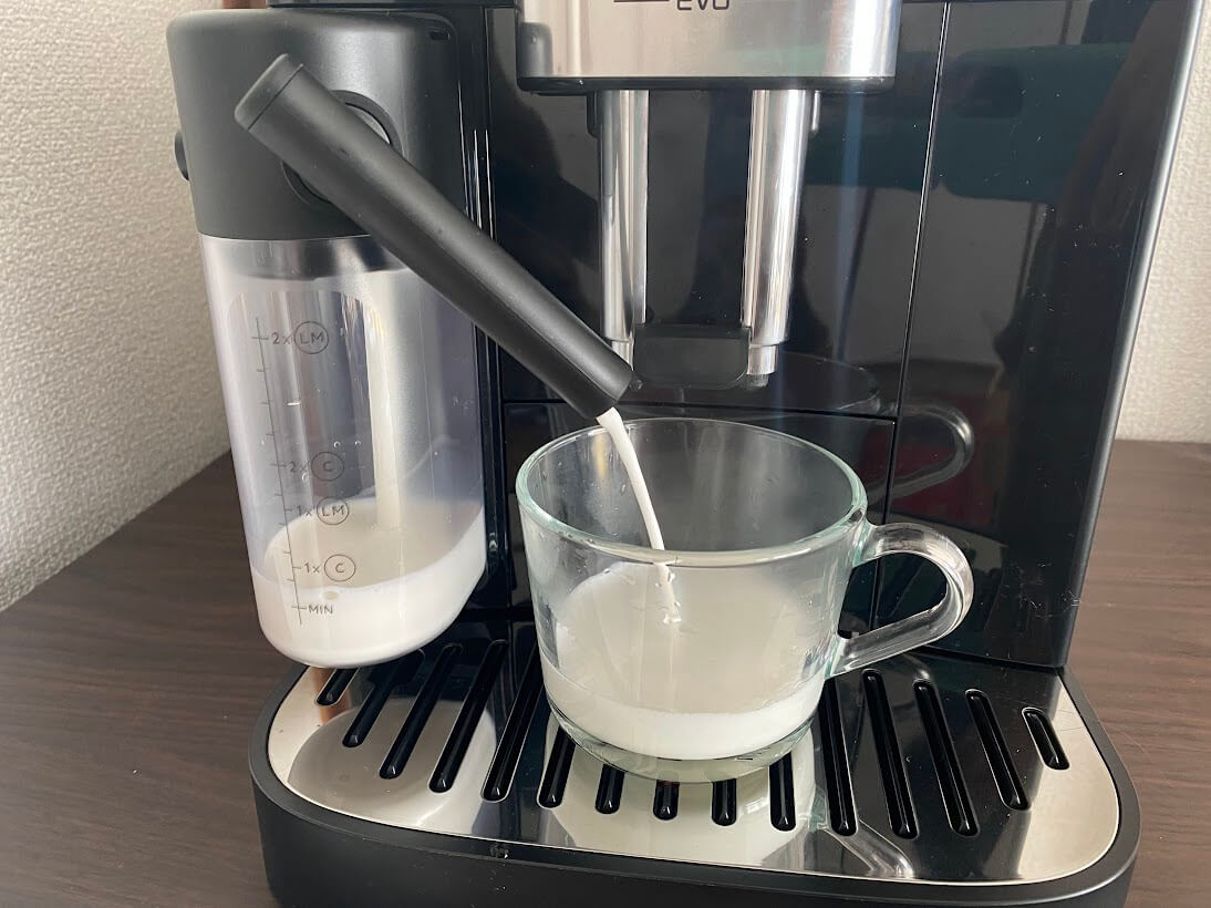 デロンギ マグニフィカ イーヴォ コーヒーマシンでミルクが注がれる様子