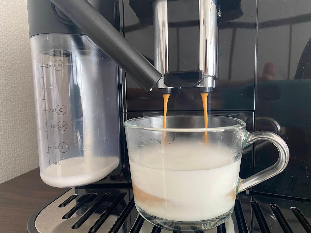 デロンギ マグニフィカ イーヴォ カプチーノを作る様子