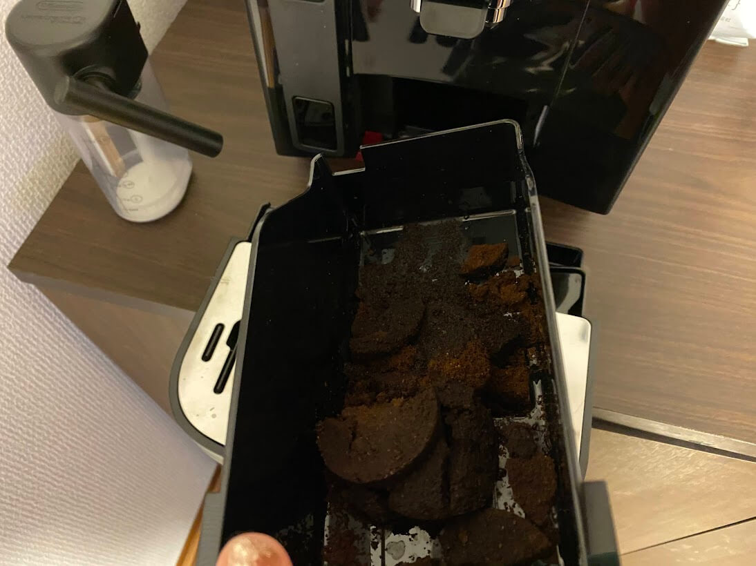 デロンギ マグニフィカ イーヴォ コーヒーカスを捨てる