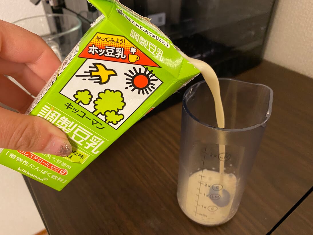 デロンギ マグニフィカ イーヴォ 豆乳をミルクコンテナに注ぐ