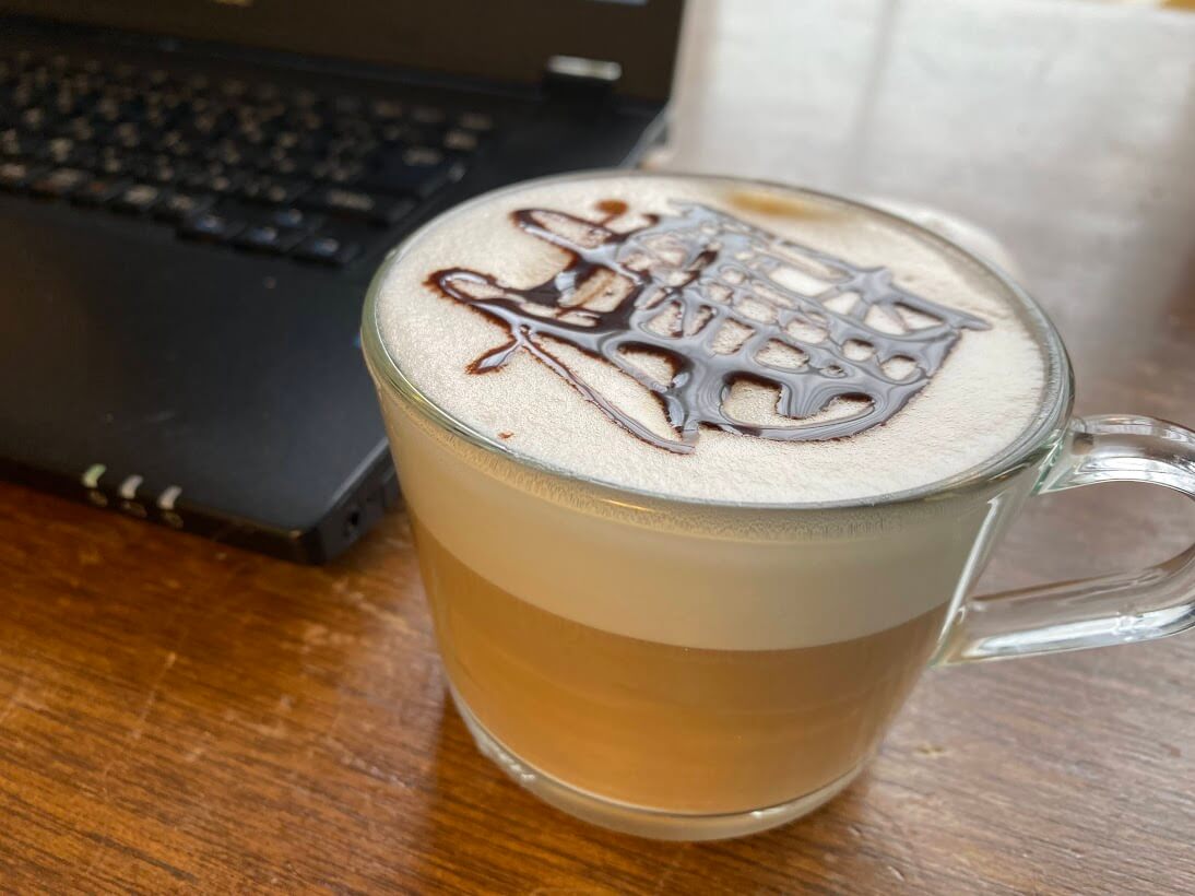 デロンギ マグニフィカ イーヴォ カフェラテにチョコソースをトッピング
