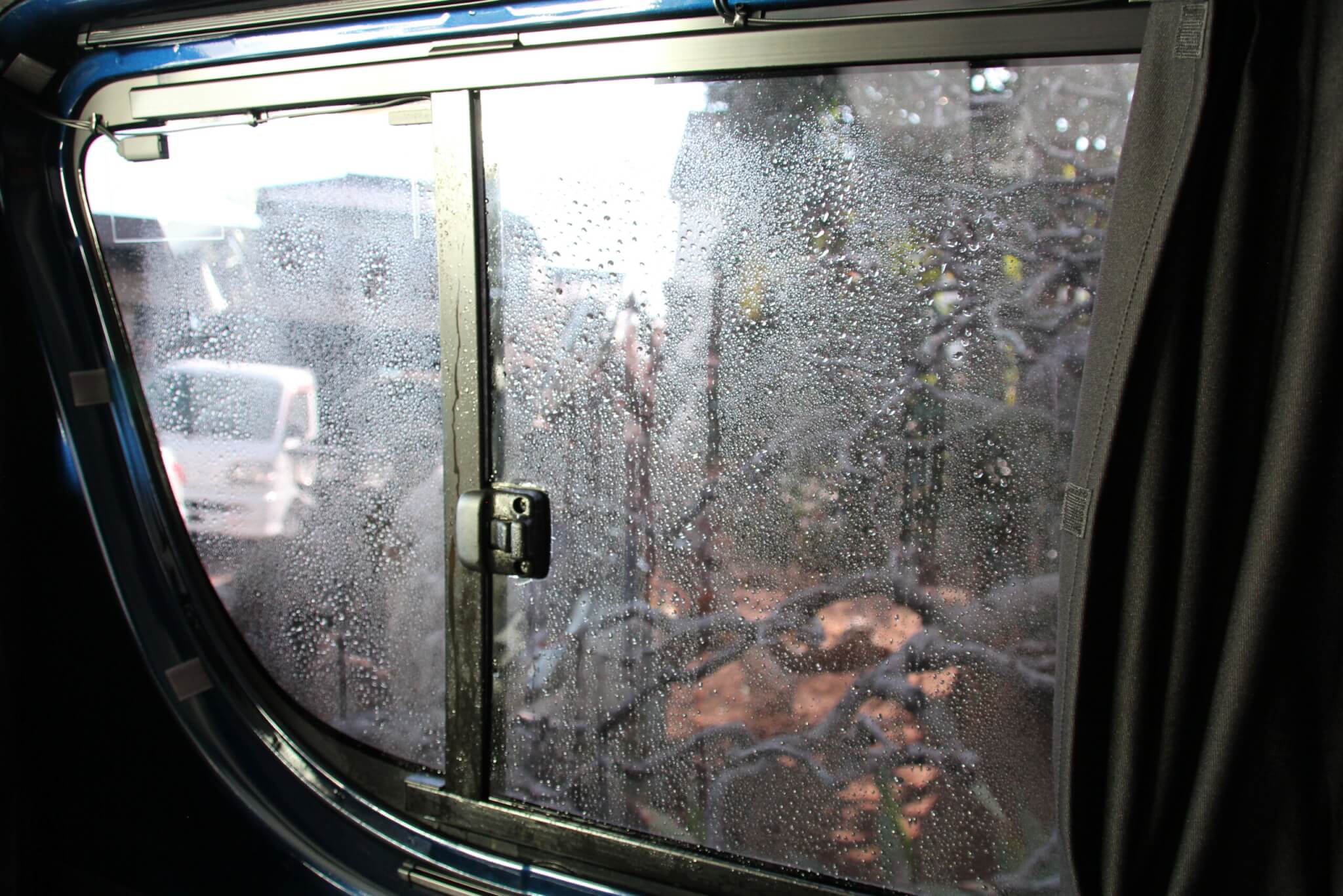 車の窓の結露