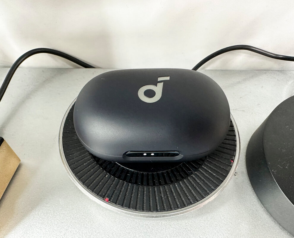 Ankerの完全ワイヤレスイヤホンSoundcore Space A40の特徴③｜充電はUSB Type-Cとワイヤレス充電