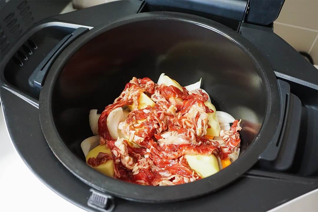 ホットクックで作る肉じゃがのレシピ｜ホットクック本体に内鍋をセットする
