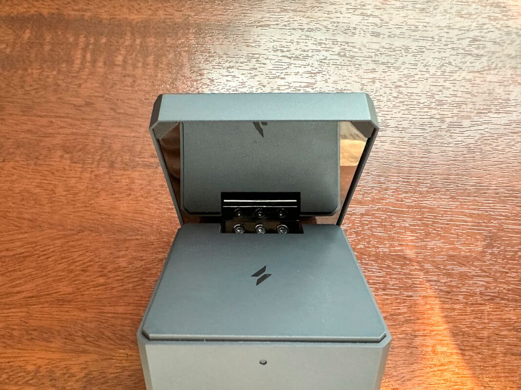 3-in-1 Cube with MagSafeの特徴3つ 特徴②｜異なる3機種を一度にまとめて充電可能