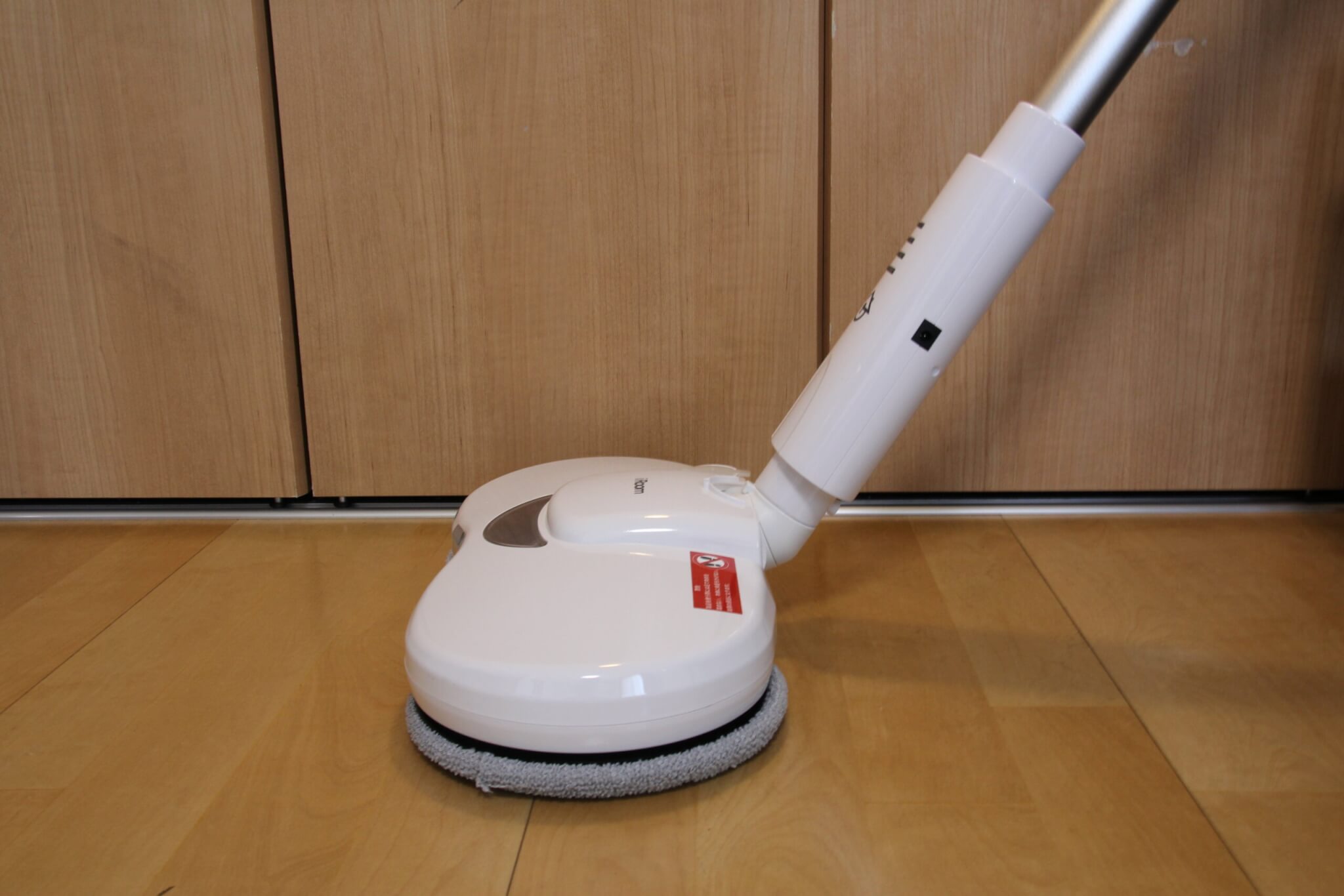 iRoom電動モップUC81の電源を入れる前にスティックを傾ける
