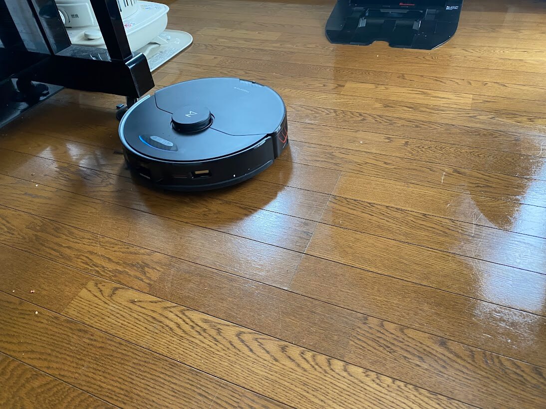 ロボロック S7 MaxV Ultraが掃除する様子
