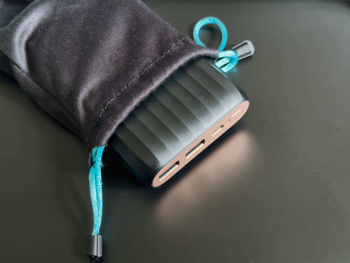 モバイルバッテリーは短絡防止のために袋に入れる