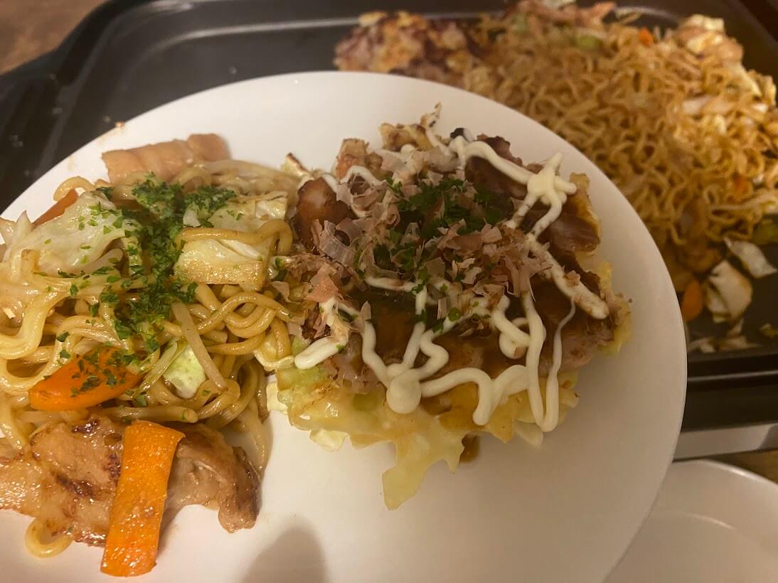 ホットプレート　やきやきで作った焼きそばとお好み焼き
