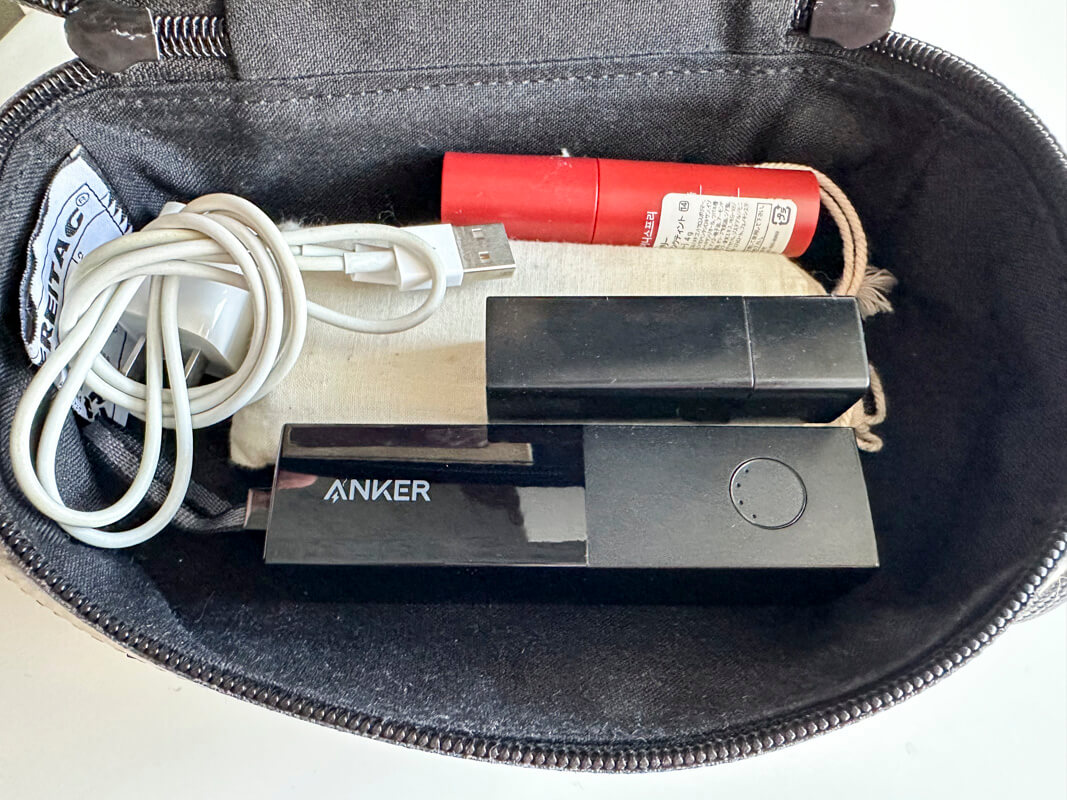 511 Power Bank(PowerCore Fusion 5000)の特徴3つ 特徴①｜ストラップ付きのリップスティック型