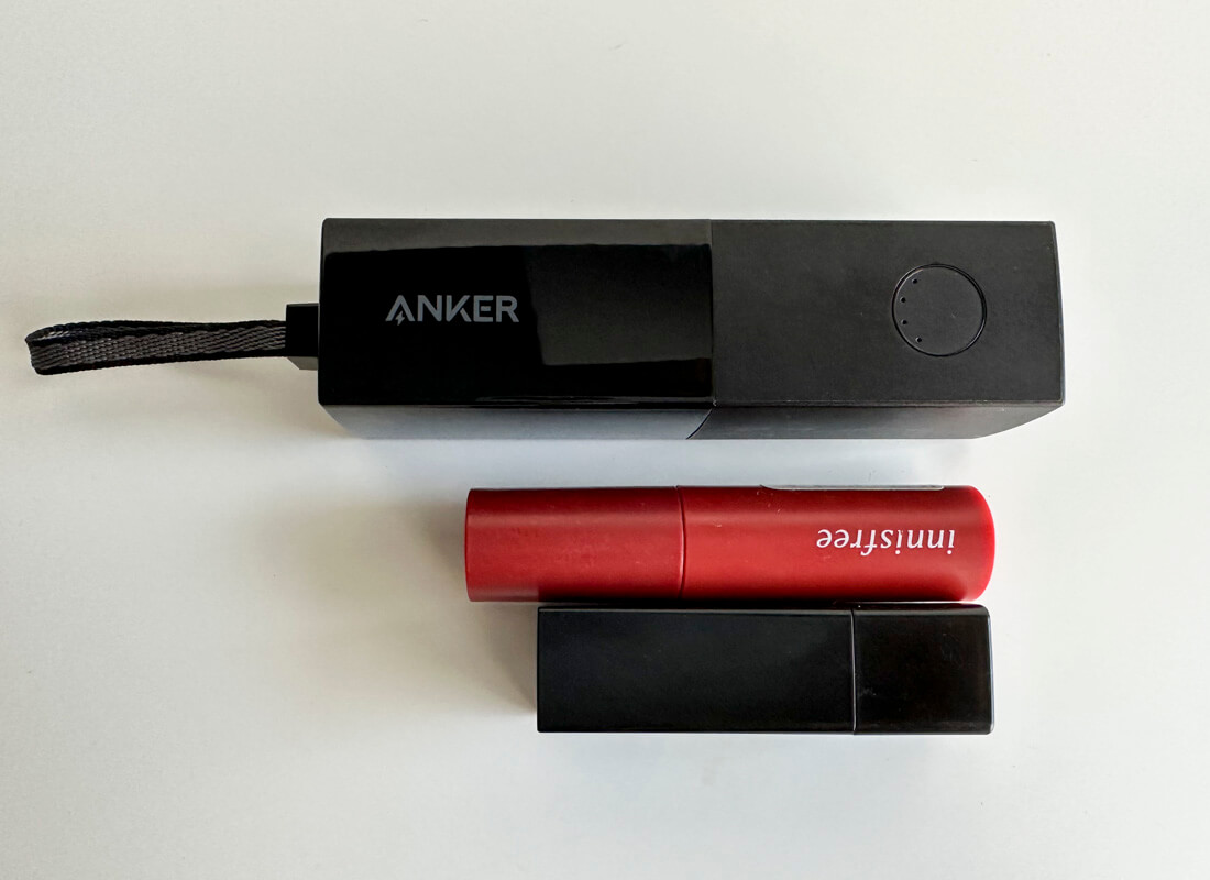 511 Power Bank(PowerCore Fusion 5000)の特徴3つ 特徴①｜ストラップ付きのリップスティック型