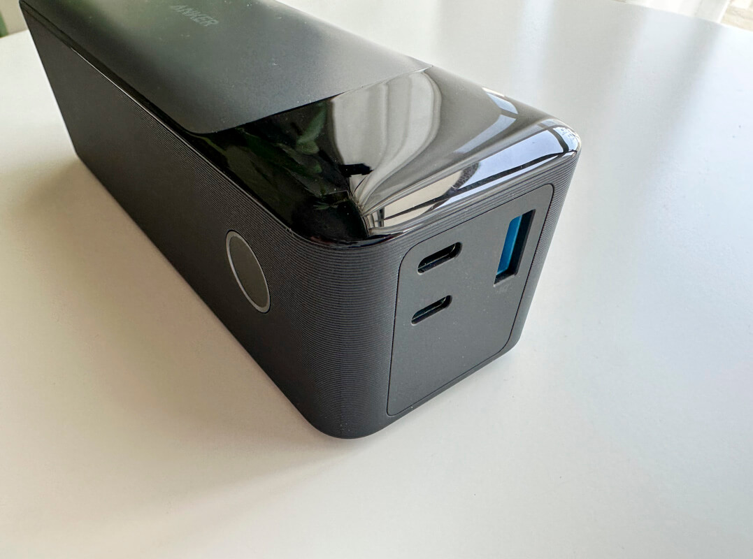 Anker 737 Power Bank (PowerCore 24000)を実際に使ってみた感想 ◯：全体的にすっきりとしていてクールなデザインが良い！