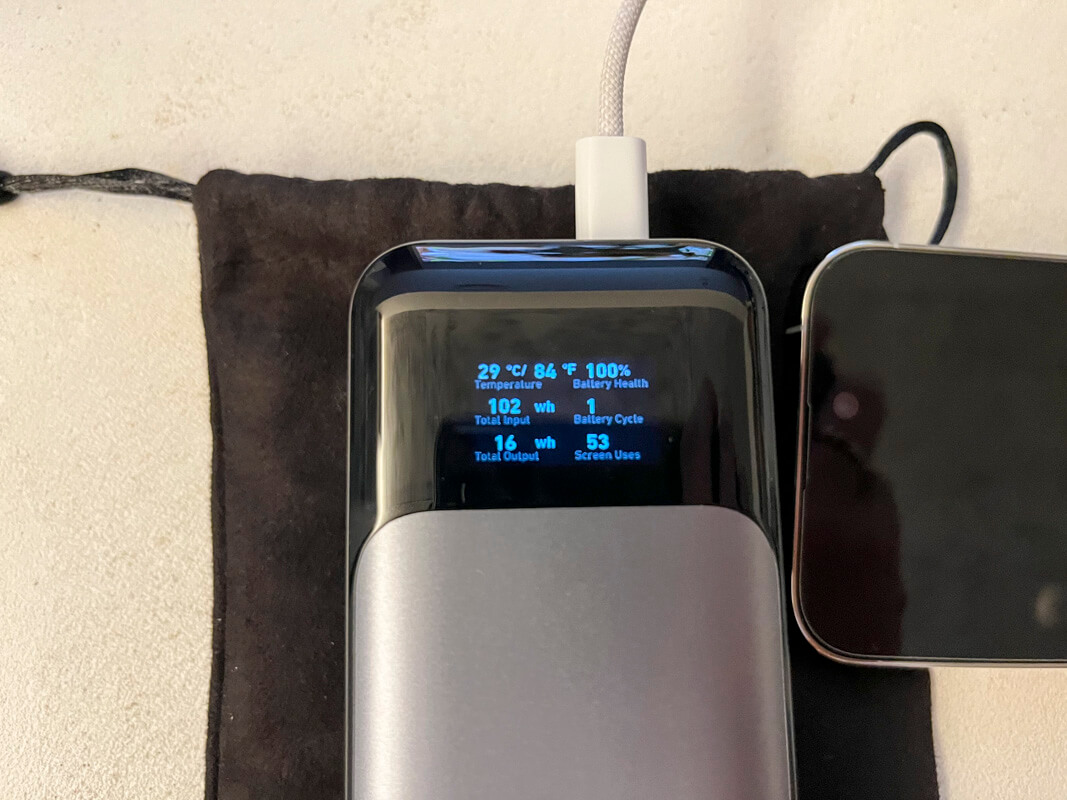Anker 737 Power Bank (PowerCore 24000)の特徴4つ 特徴②｜スマートディスプレイを搭載