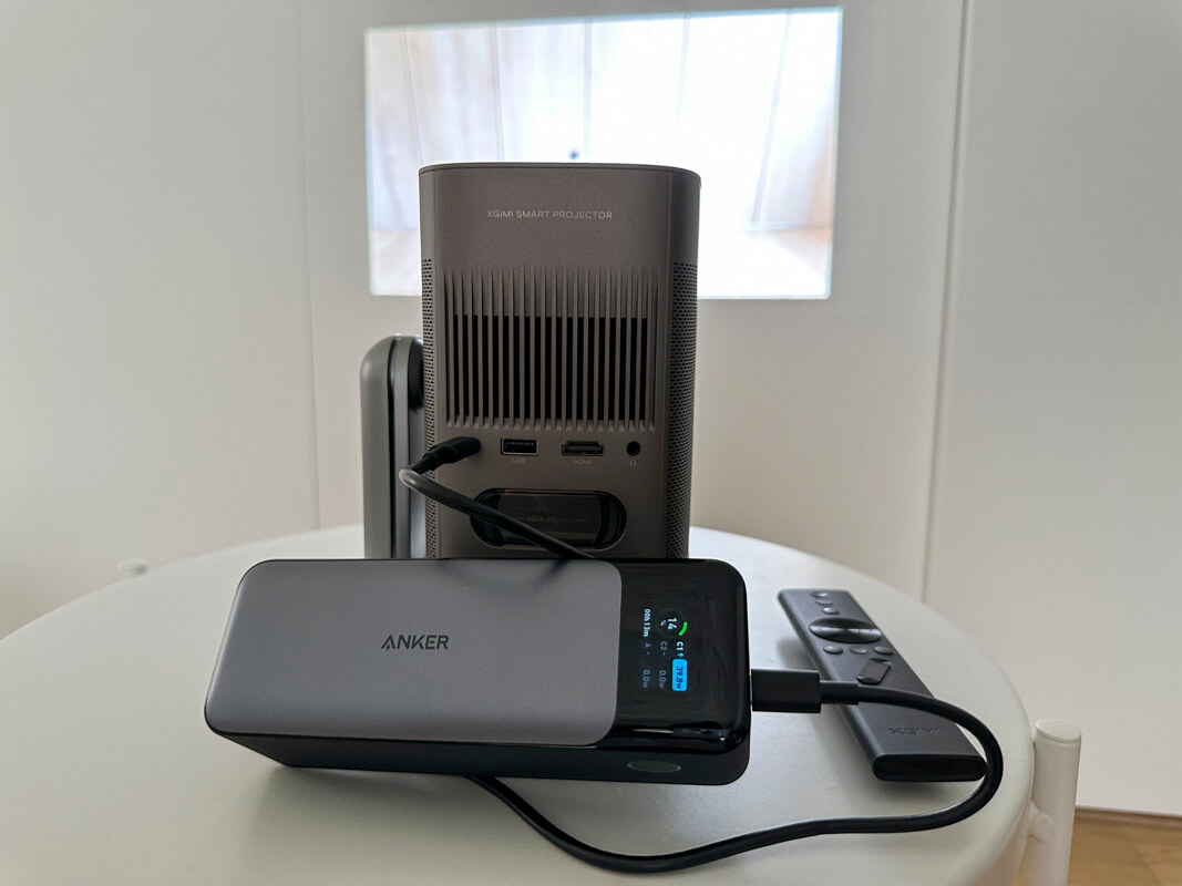 Anker 737 Power Bank (PowerCore 24000)を実際に使ってみた感想 ◯：PCやタブレットを充電できる他、プロジェクターも駆動できる
