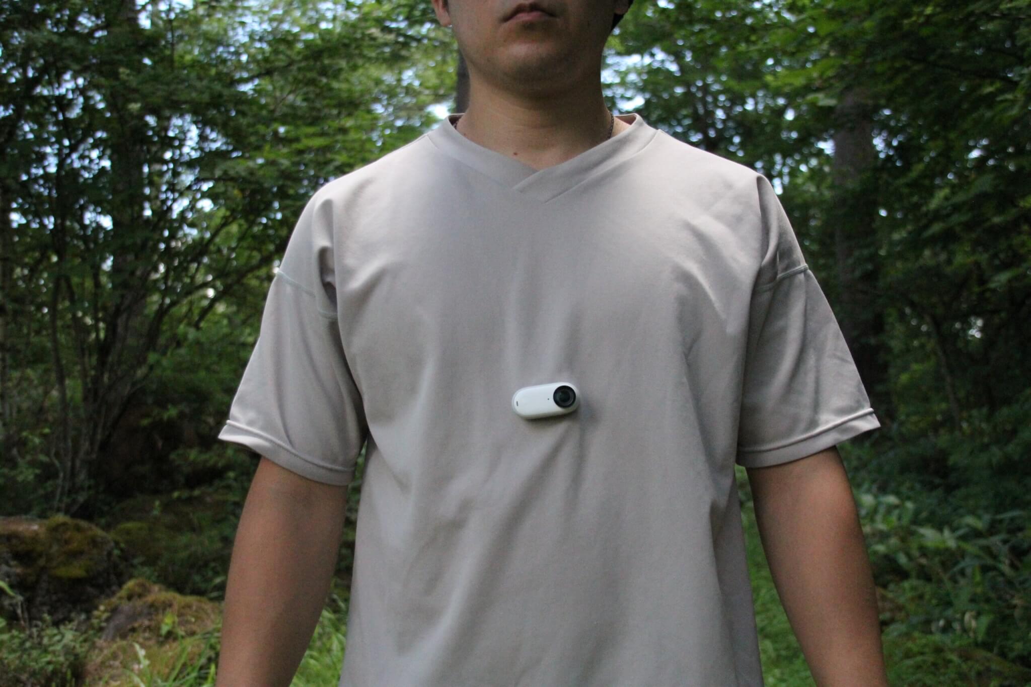 Tシャツの上からカメラを装着