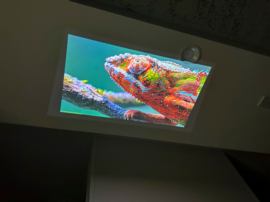 BenQ『GV11』を実際に使ってみた感想 ◯：天井への投影が楽々！快適な天井シアターを実現