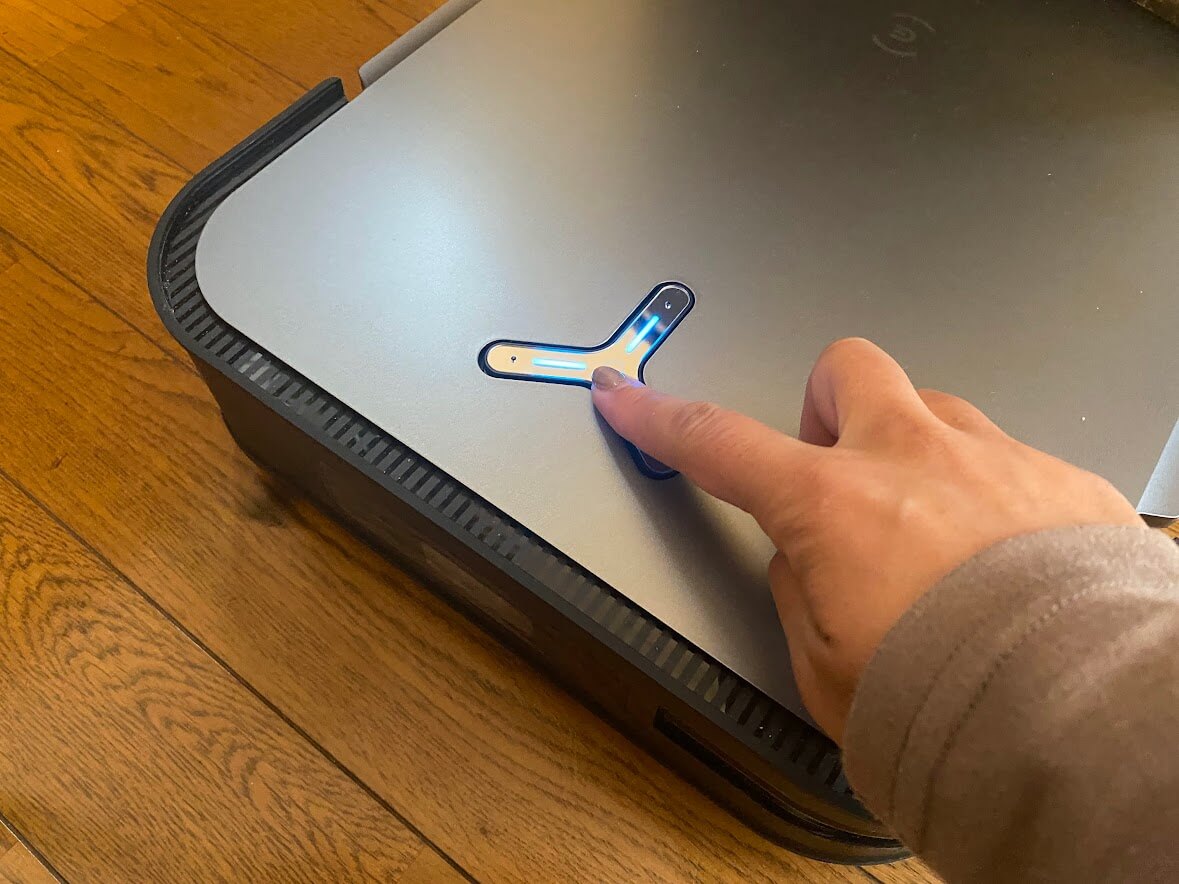 ECOVACS「DEEBOT X2 OMNI」の本体ボタンを押す