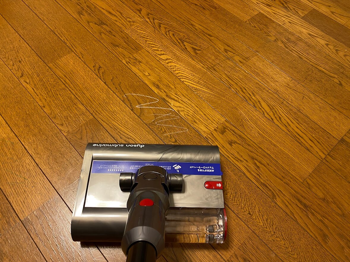 ダイソン V12s Detect Slim Submarineでクレヨン汚れを掃除する