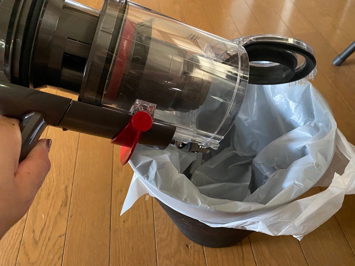 ダイソン V12s Detect Slim Submarineにたまったゴミを捨てる