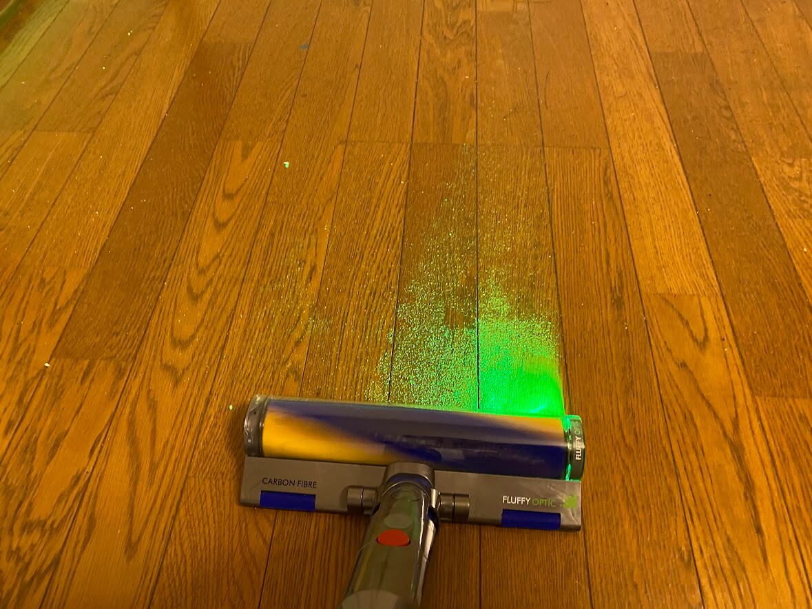 ダイソン V12s Detect Slim Submarineで吸引掃除をする様子