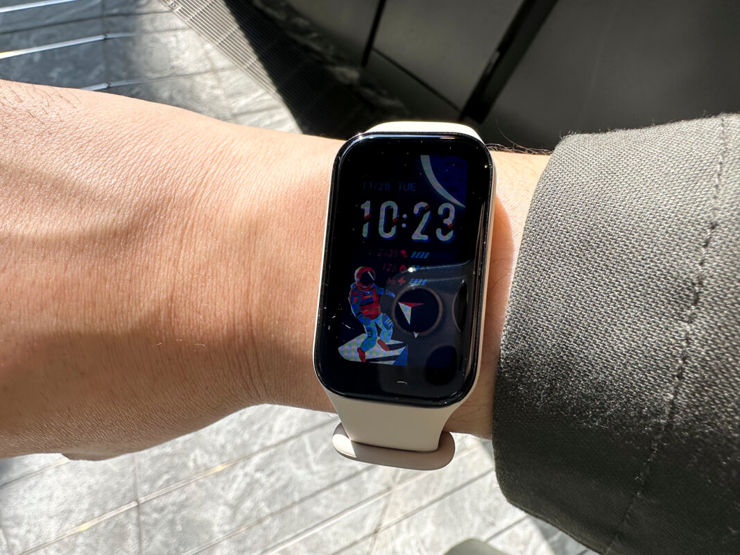 Redmi Smart Band 2を実際に使ってみた感想 △：自動調整機能が非搭載で屋外だと昼間は少し見えにくい
