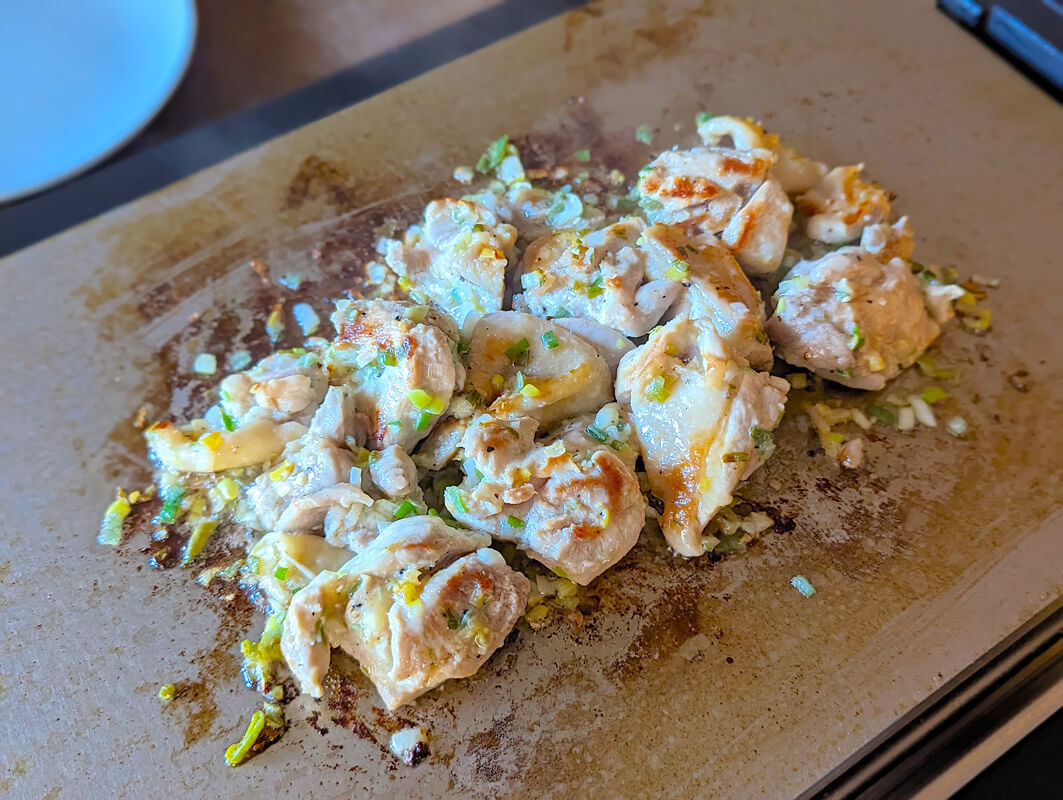 年末年始に！バルミューダのホットプレートでワンランク上の焼肉パーティーのすすめ｜料理家 河瀬璃菜の推し家電体験記 ご飯もお酒も進む！ネギ塩ダレチキン