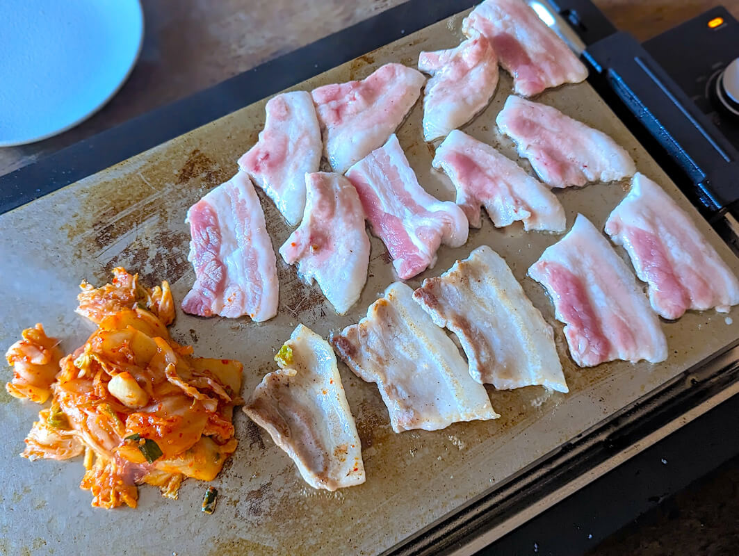 年末年始に！バルミューダのホットプレートでワンランク上の焼肉パーティーのすすめ｜料理家 河瀬璃菜の推し家電体験記  〆にはカリカリおこげの韓国風キムチ炒め飯