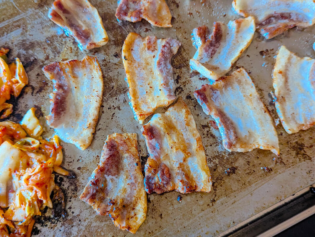 年末年始に！バルミューダのホットプレートでワンランク上の焼肉パーティーのすすめ｜料理家 河瀬璃菜の推し家電体験記  〆にはカリカリおこげの韓国風キムチ炒め飯