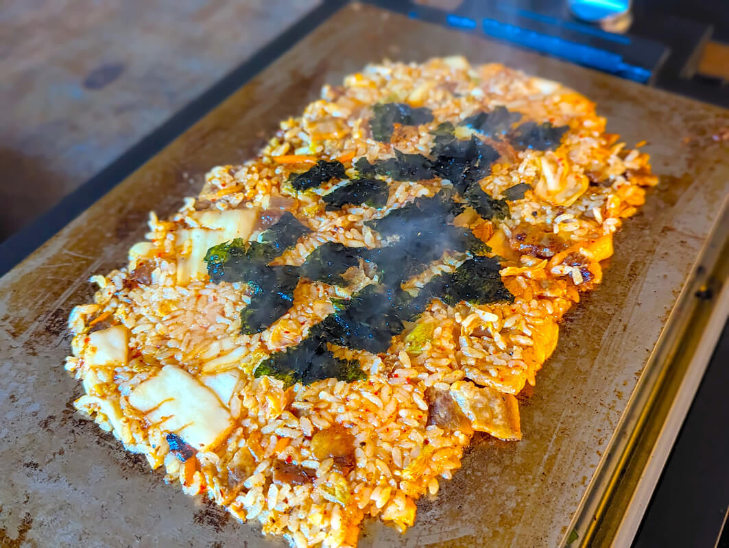年末年始に！バルミューダのホットプレートでワンランク上の焼肉パーティーのすすめ｜料理家 河瀬璃菜の推し家電体験記  〆にはカリカリおこげの韓国風キムチ炒め飯