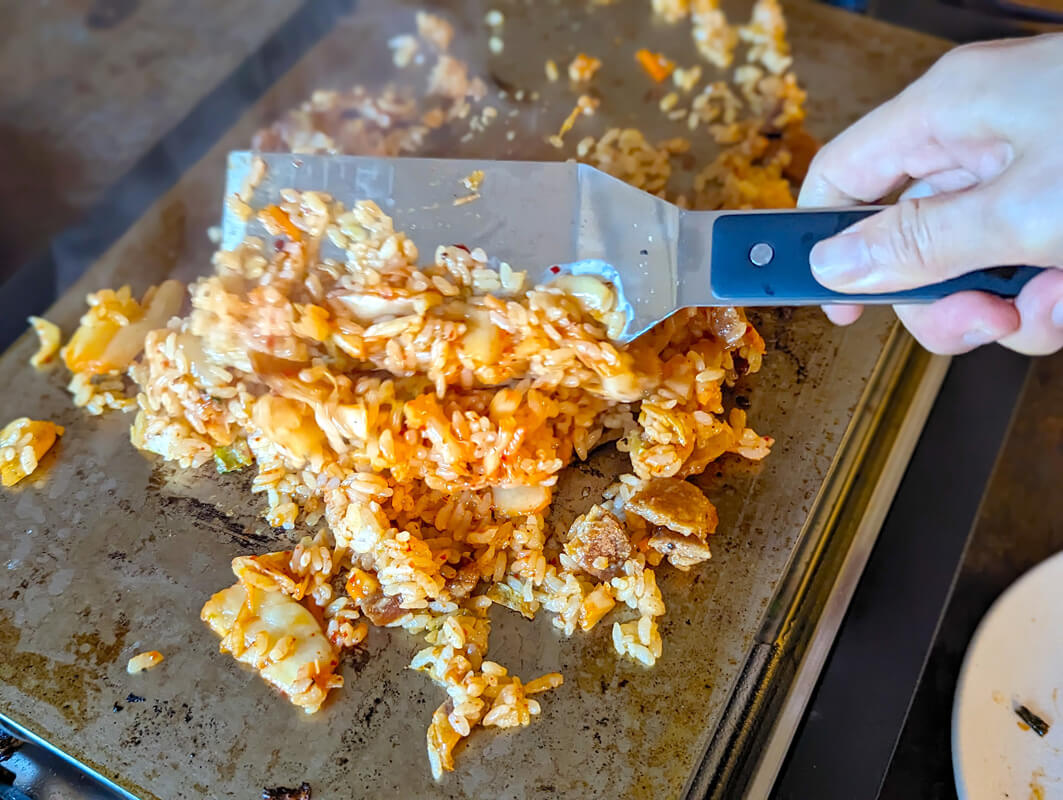 年末年始に！バルミューダのホットプレートでワンランク上の焼肉パーティーのすすめ｜料理家 河瀬璃菜の推し家電体験記  〆にはカリカリおこげの韓国風キムチ炒め飯