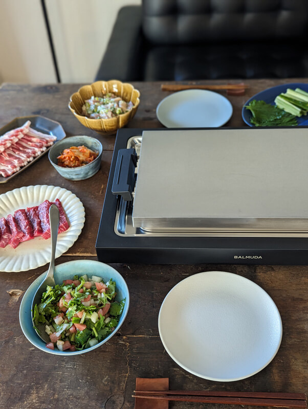 年末年始に！バルミューダのホットプレートでワンランク上の焼肉パーティーのすすめ｜料理家 河瀬璃菜の推し家電体験記「バルミューダ The Plate Pro」で焼肉パーティー