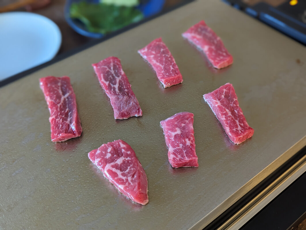 年末年始に！バルミューダのホットプレートでワンランク上の焼肉パーティーのすすめ｜料理家 河瀬璃菜の推し家電体験記 野菜たっぷりサルサソースでさっぱりと