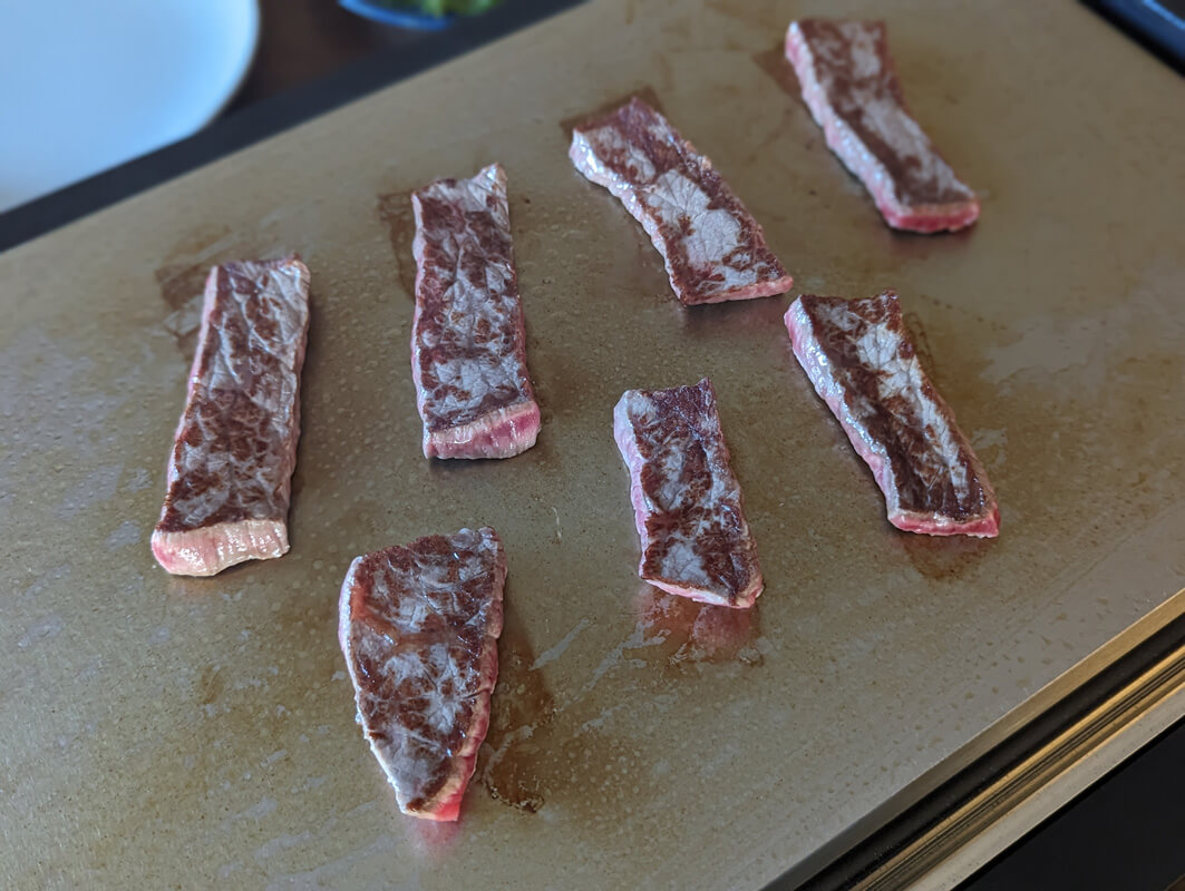 年末年始に！バルミューダのホットプレートでワンランク上の焼肉パーティーのすすめ｜料理家 河瀬璃菜の推し家電体験記 野菜たっぷりサルサソースでさっぱりと