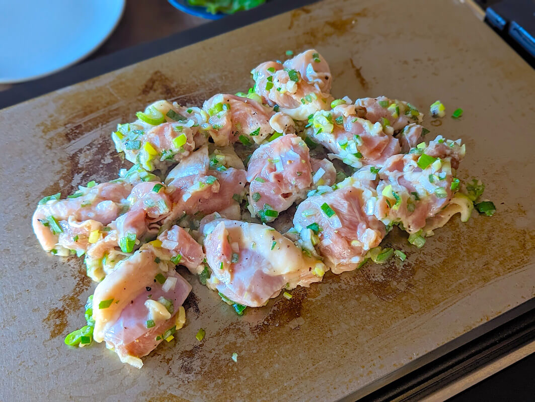 年末年始に！バルミューダのホットプレートでワンランク上の焼肉パーティーのすすめ｜料理家 河瀬璃菜の推し家電体験記 ご飯もお酒も進む！ネギ塩ダレチキン